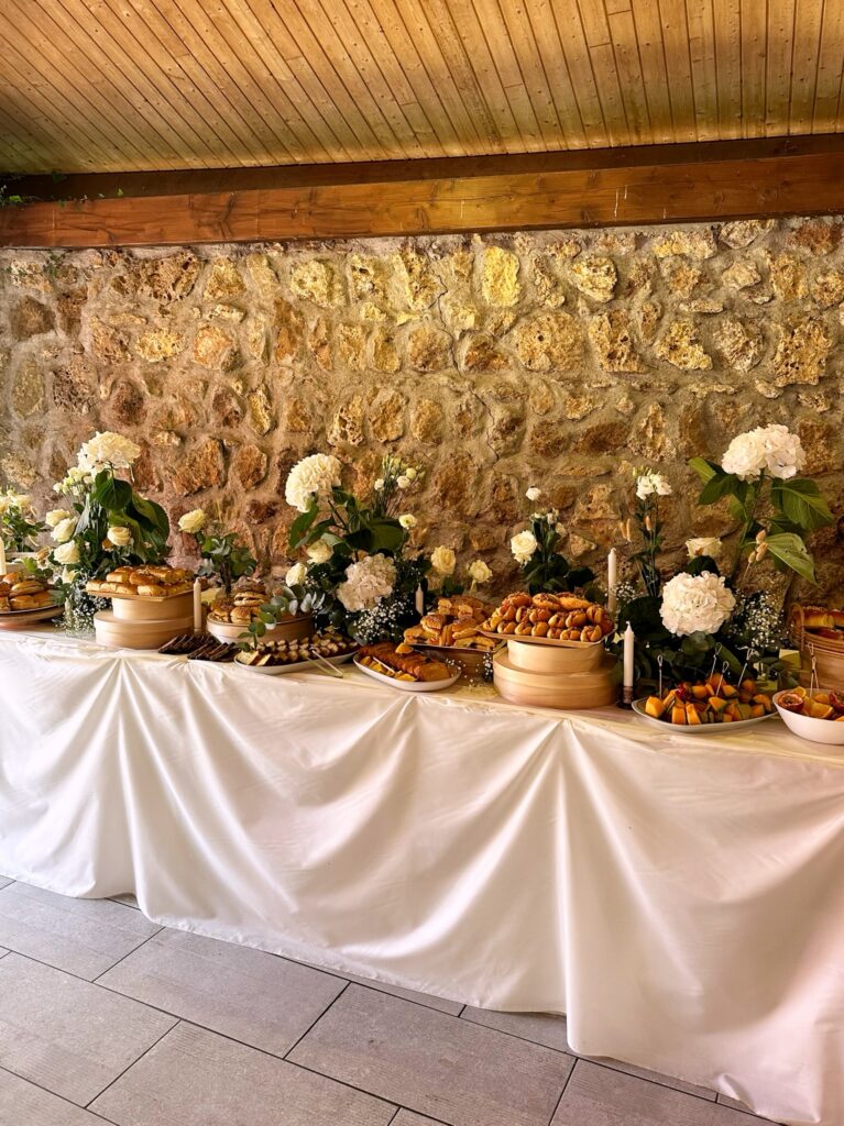 Buffet avec mets sucrés et salés
